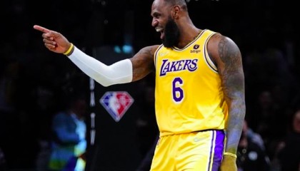  快船乔治复出首战砍下28+8+6  