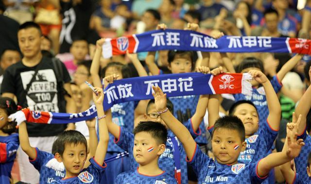  法甲赛场再现争议红牌，VAR介入难改判罚结果  